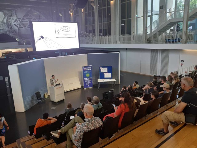 Vortrag zum Thema Quantentechnologien im Auditorium.