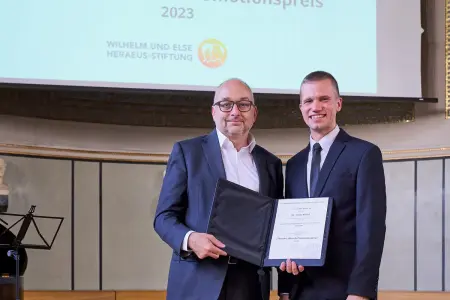 Vitaly Wirthl wurde der Preis am 14. Juli 2024 auf der Absolventenfeier in der großen Aula der LMU vom stellvertretenden Dekan der Fakultät, Prof. Ullrich Schollwöck, überreicht.