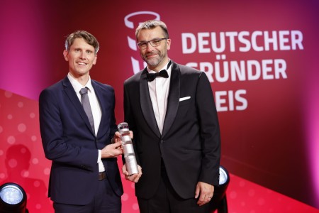 Two of planqc’s three founders (from left) Dr. Johannes Zeiher (Principal Scientist) and Sebastian Blatt (CTO) with the German Entrepreneur Award in the “StartUp” category. Two of planqc’s three founders (from left) Dr. Johannes Zeiher (Principal Scientist) and Sebastian Blatt (CTO) with the German Entrepreneur Award in the “StartUp” category.